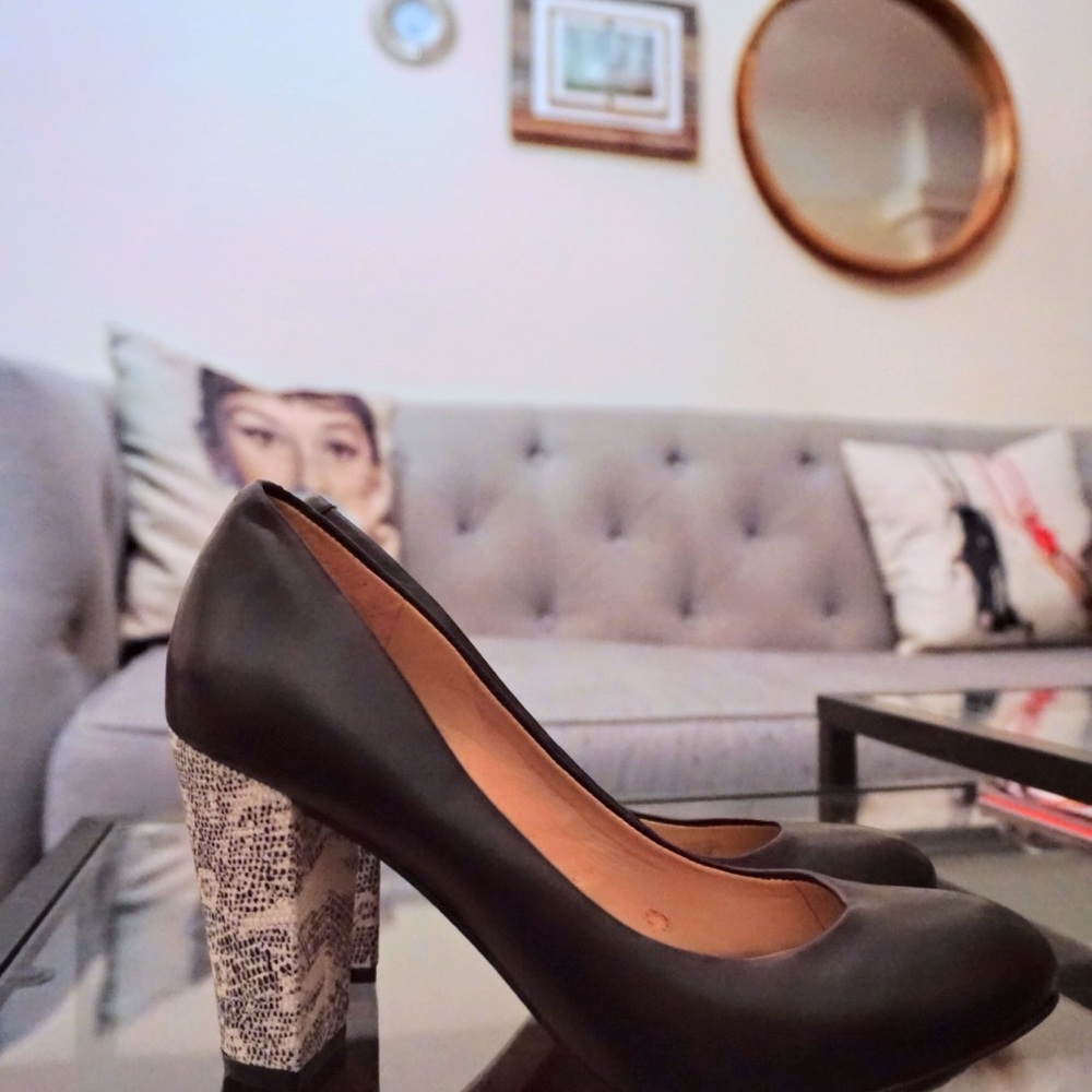Ann Taylor Like New Black Pumps with pattern